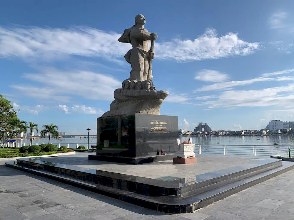Tượng đài Mẹ Suốt